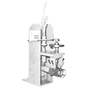 Hub cover tool opens/closes